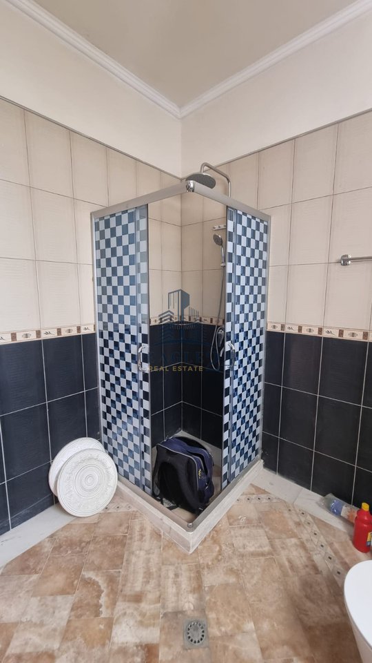 Villa Nuova in Vendita a Vilat Gjermane, Tirana - 750 €/m² | 521 m²
4 ingressi separati + Garage 50 m²