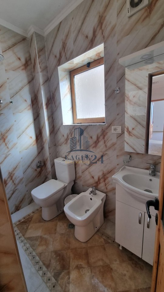 Villa Nuova in Vendita a Vilat Gjermane, Tirana - 750 €/m² | 521 m²
4 ingressi separati + Garage 50 m²