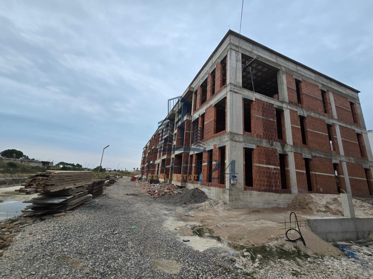 Apartament 1+1 për shitje në një nga zonat më të kërkuara të bregdetit shqiptar Gjiri i Lalëzit.