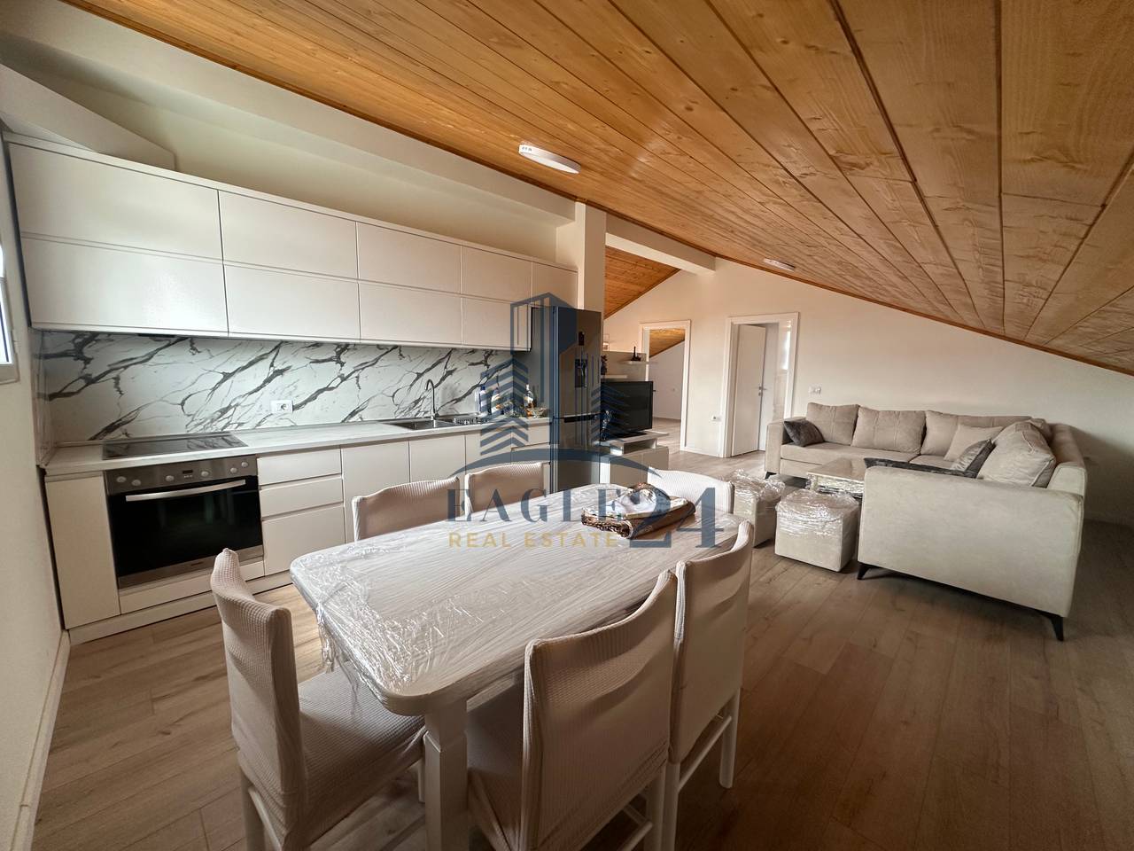 Apartament 2+1 me Qira 📍në Kamëz, tek Tregu, 1 min nga stacioni Urban. 35'000 Lekë/muaj