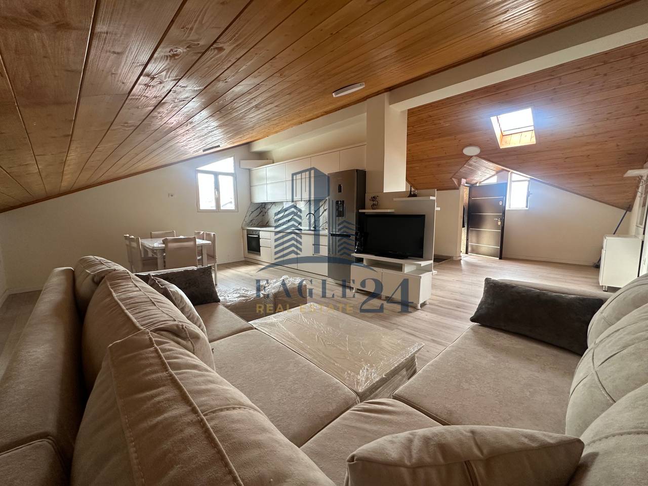 Apartament 2+1 me Qira 📍në Kamëz, tek Tregu, 1 min nga stacioni Urban. 35'000 Lekë/muaj