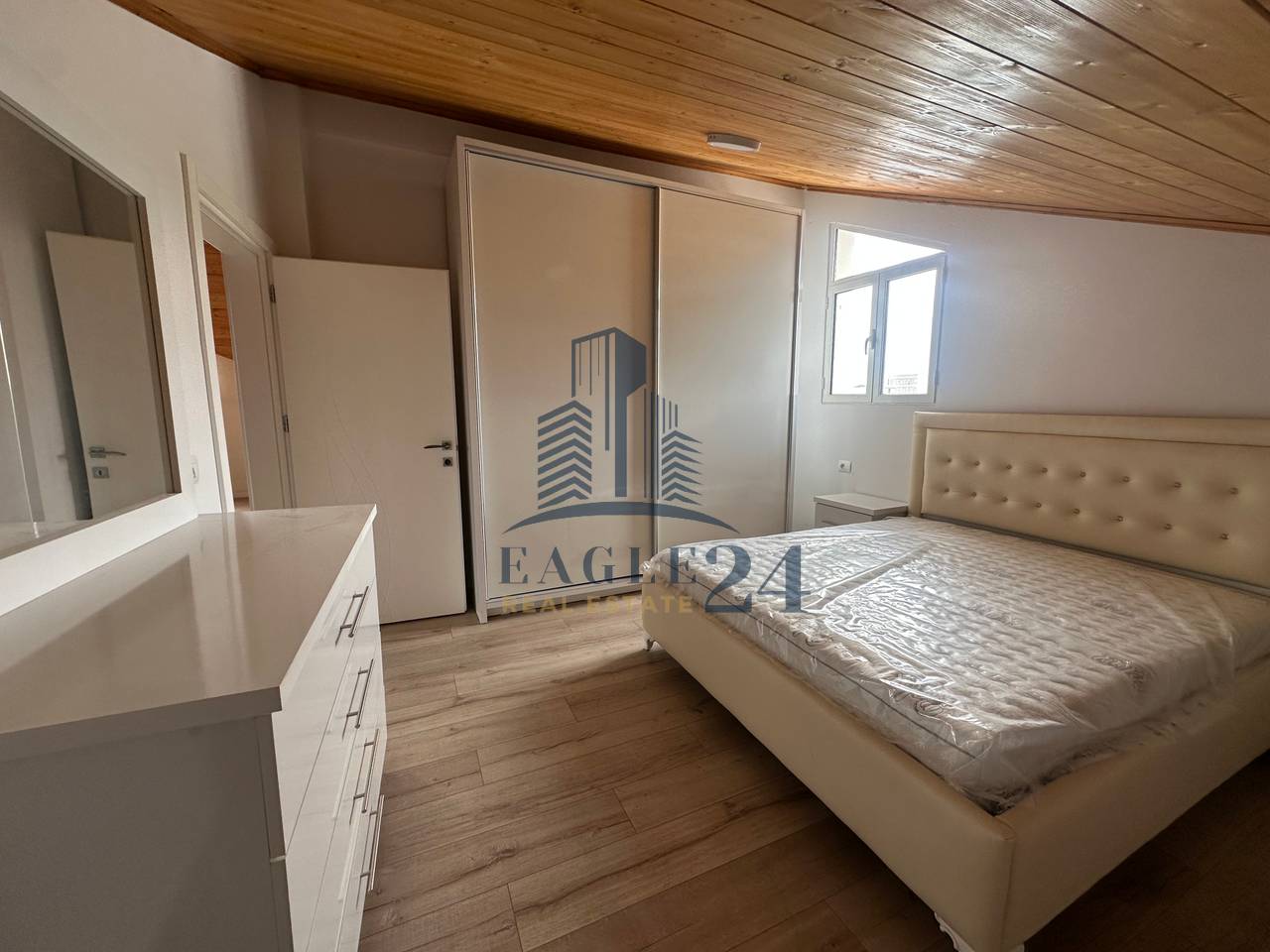 Apartament 2+1 me Qira 📍në Kamëz, tek Tregu, 1 min nga stacioni Urban. 35'000 Lekë/muaj