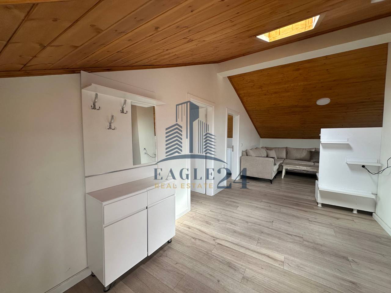 Apartament 2+1 me Qira 📍në Kamëz, tek Tregu, 1 min nga stacioni Urban. 35'000 Lekë/muaj