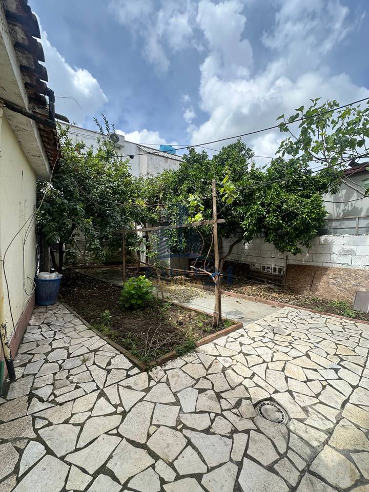 Apartament 2+1 me Qira 📍në Kamëz, tek Tregu, 1 min nga stacioni Urban. 35'000 Lekë/muaj