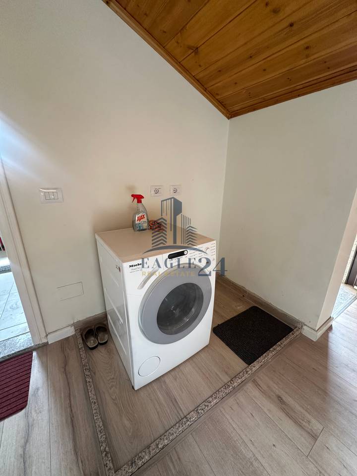 Apartament 2+1 me Qira 📍në Kamëz, tek Tregu, 1 min nga stacioni Urban. 35'000 Lekë/muaj