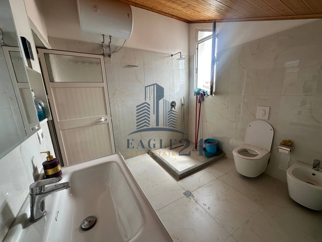 Apartament 2+1 me Qira 📍në Kamëz, tek Tregu, 1 min nga stacioni Urban. 35'000 Lekë/muaj