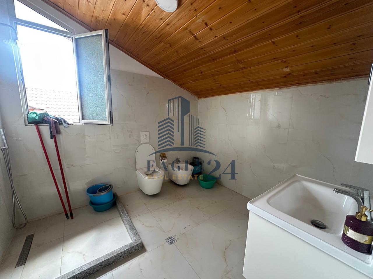 Apartament 2+1 me Qira 📍në Kamëz, tek Tregu, 1 min nga stacioni Urban. 35'000 Lekë/muaj