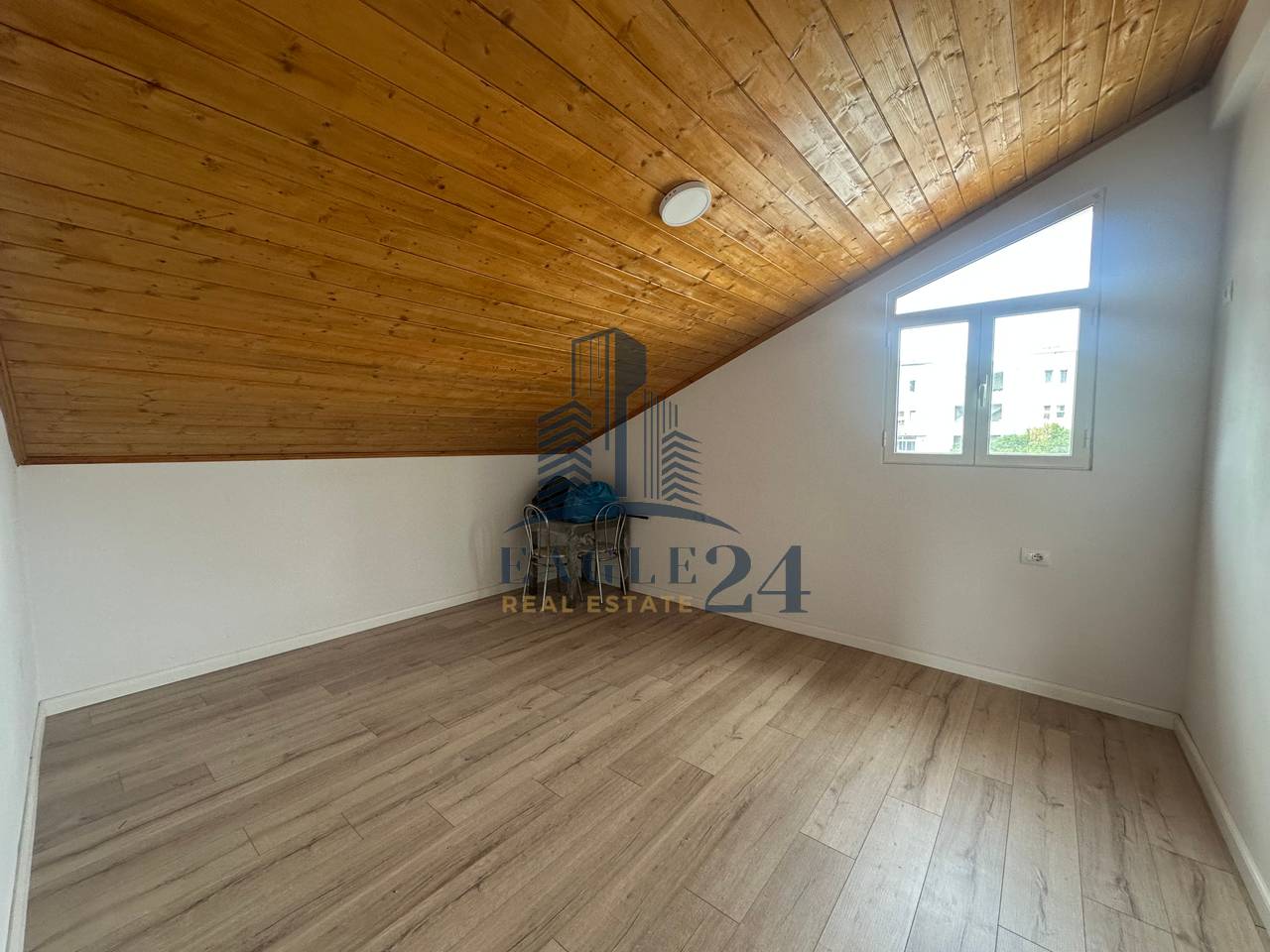 Apartament 2+1 me Qira 📍në Kamëz, tek Tregu, 1 min nga stacioni Urban. 35'000 Lekë/muaj