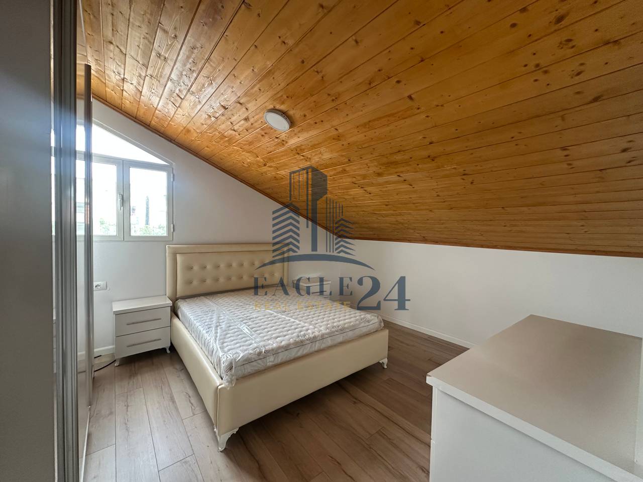 Apartament 2+1 me Qira 📍në Kamëz, tek Tregu, 1 min nga stacioni Urban. 35'000 Lekë/muaj