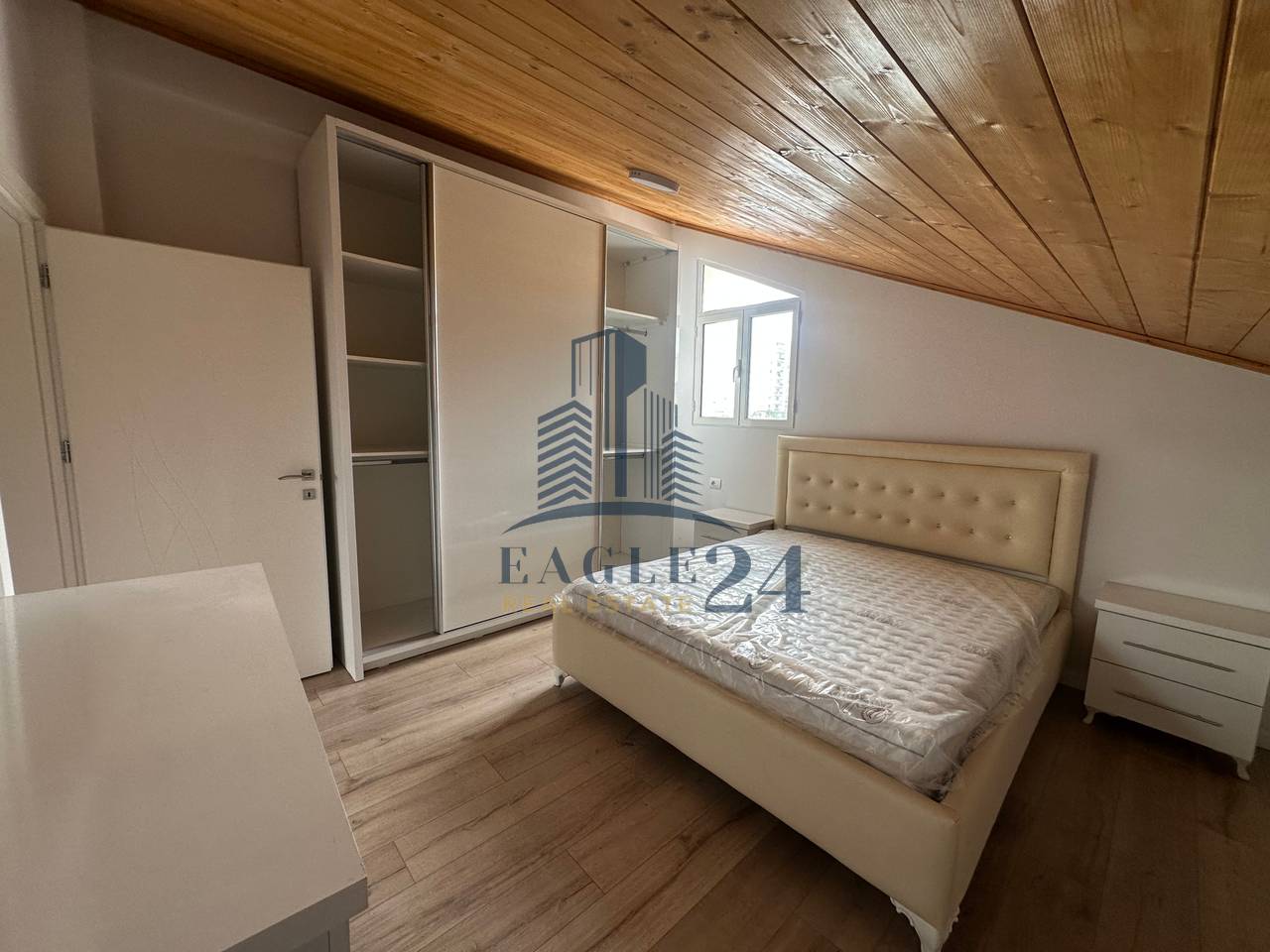 Apartament 2+1 me Qira 📍në Kamëz, tek Tregu, 1 min nga stacioni Urban. 35'000 Lekë/muaj