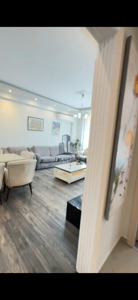 Shitet Apartament 2+1 te Kopshti Zoologjik 2+1+2 tualete