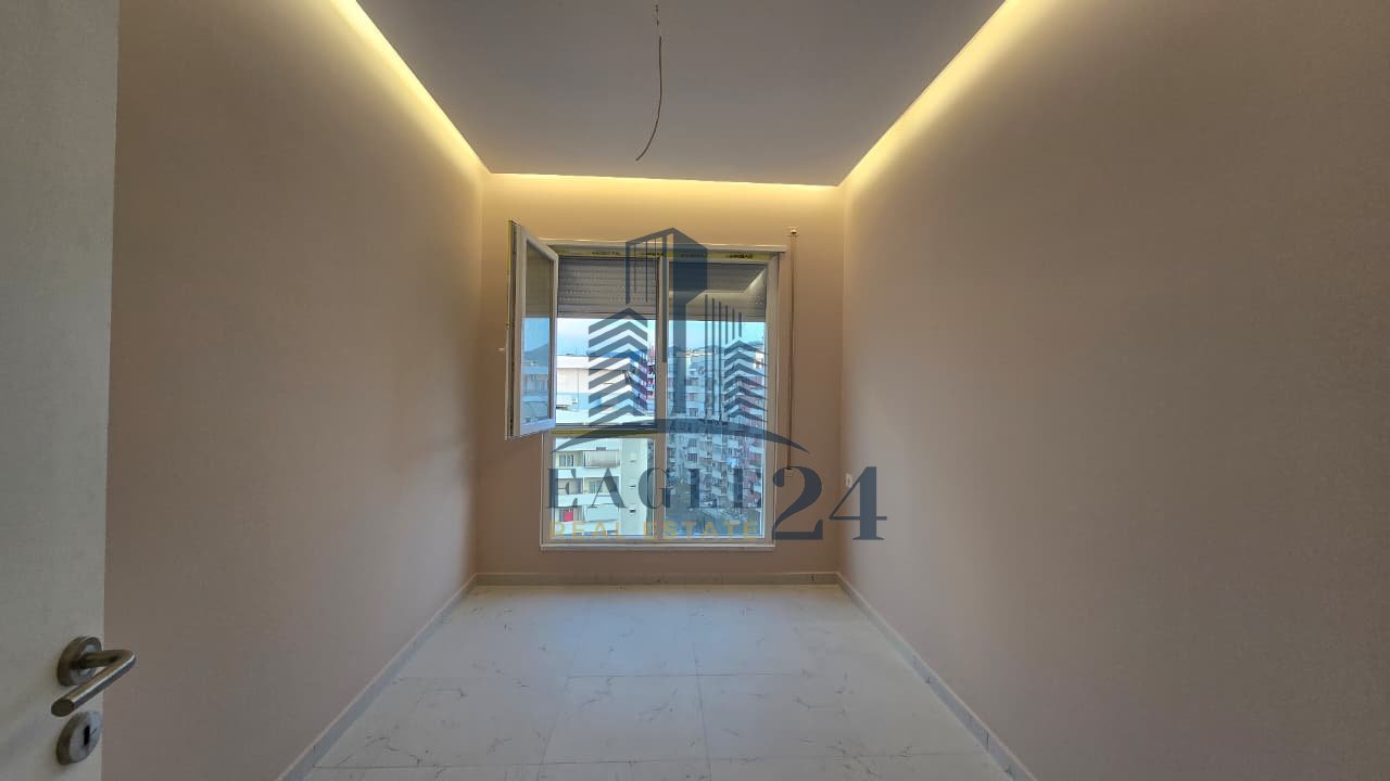 3+1+2 empty space for rent for offices or living + 🅿️ - Yzberisht, Migjeni Boulevard 55000 Lek.