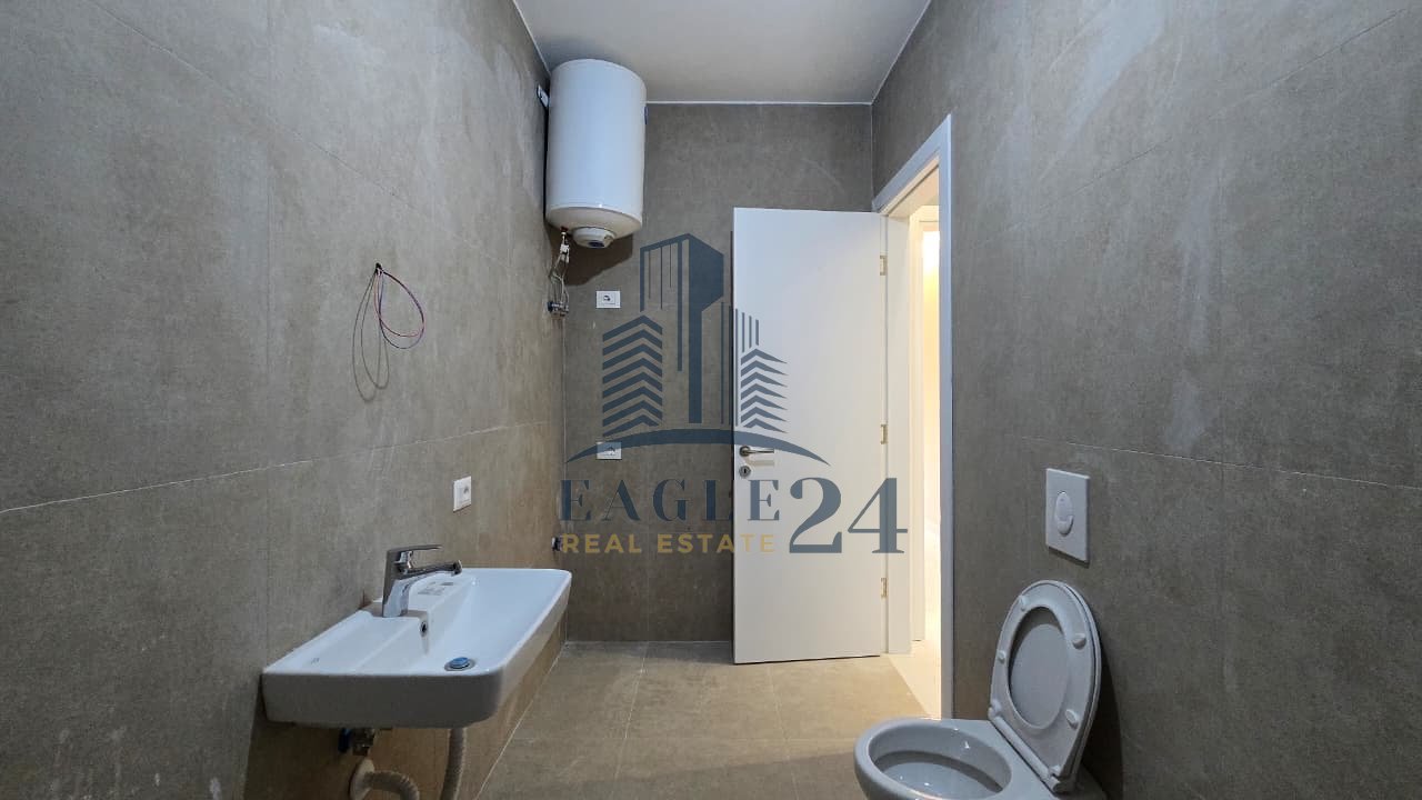 3+1+2 empty space for rent for offices or living + 🅿️ - Yzberisht, Migjeni Boulevard 55000 Lek.