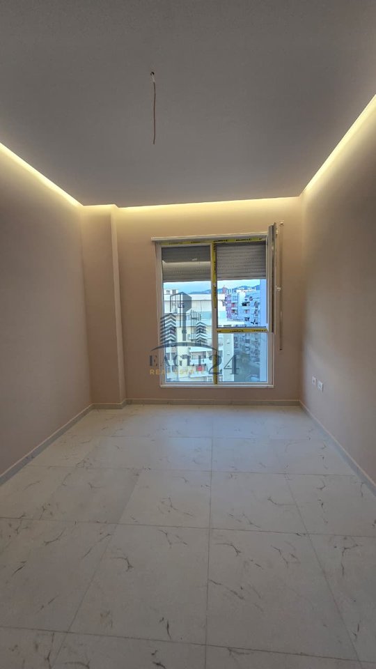 3+1+2 empty space for rent for offices or living + 🅿️ - Yzberisht, Migjeni Boulevard 55000 Lek.