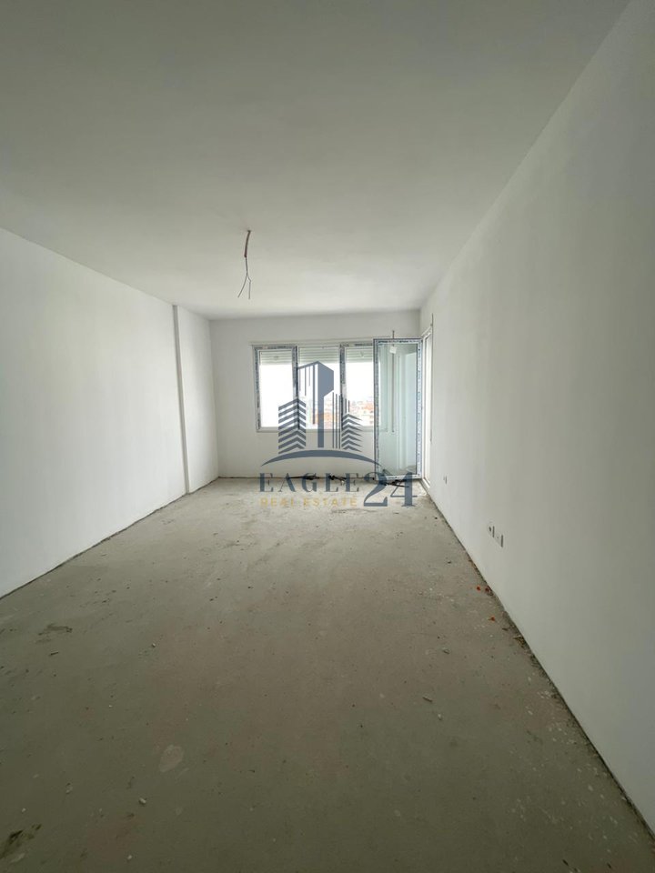 Shitet apartament 2+1 Kamez