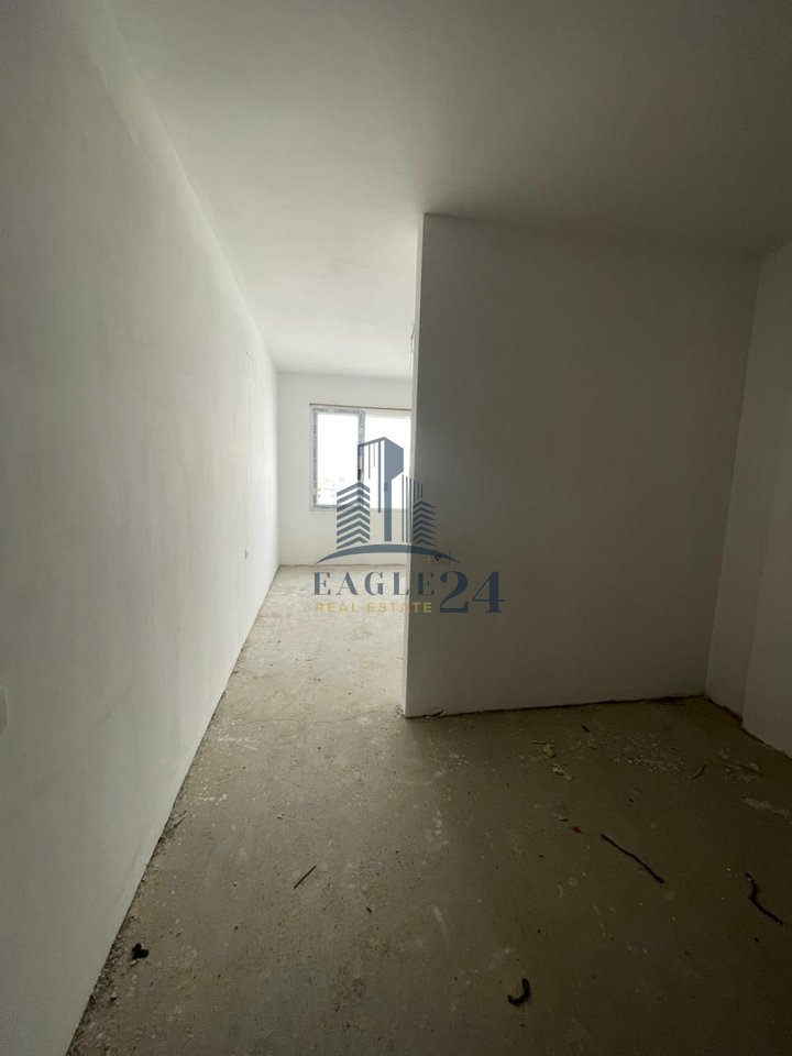 Shitet apartament 2+1 Kamez