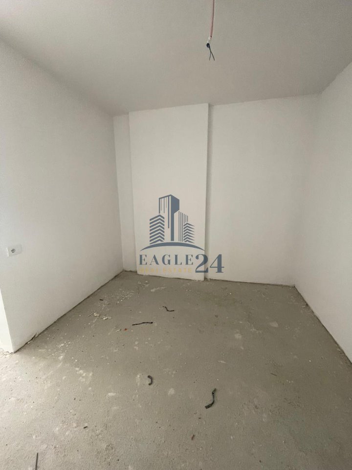 Shitet apartament 2+1 Kamez