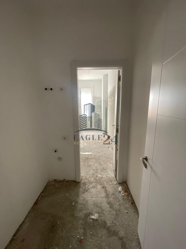 Shitet apartament 2+1 Kamez