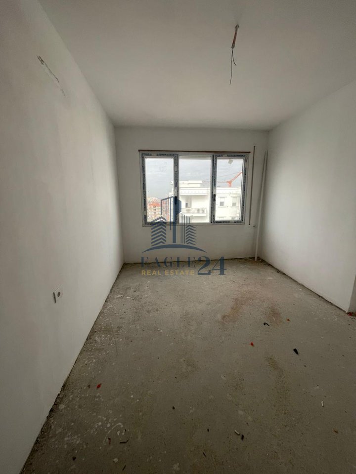 Shitet apartament 2+1 Kamez