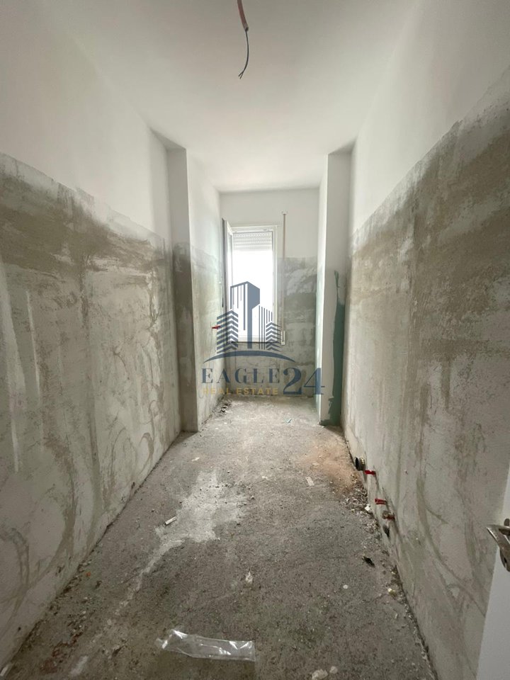 Shitet apartament 2+1 Kamez