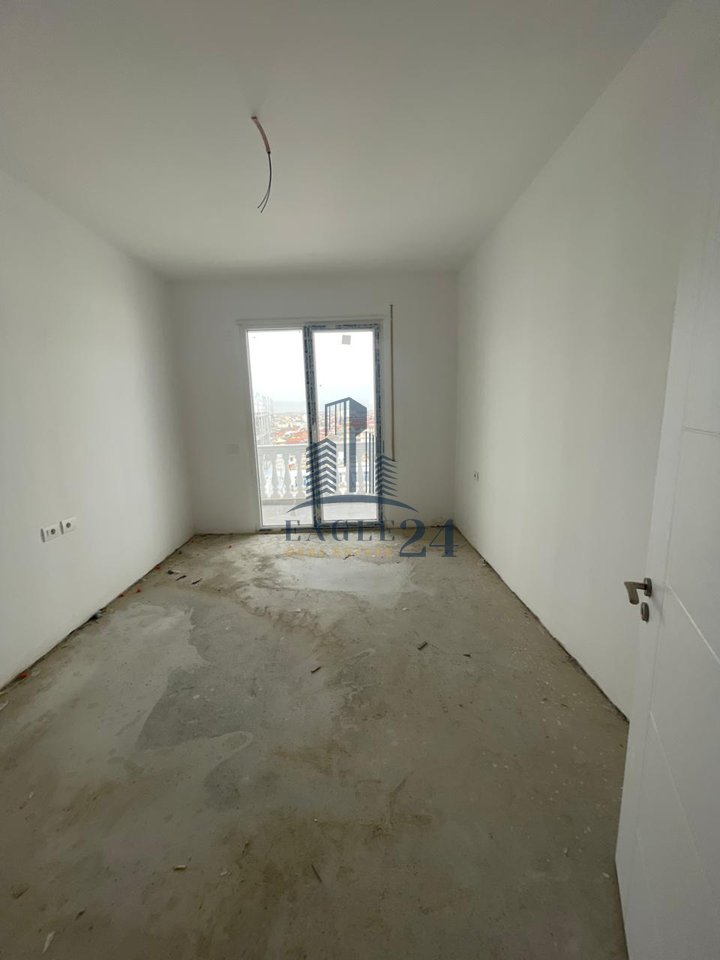 Shitet apartament 2+1 Kamez