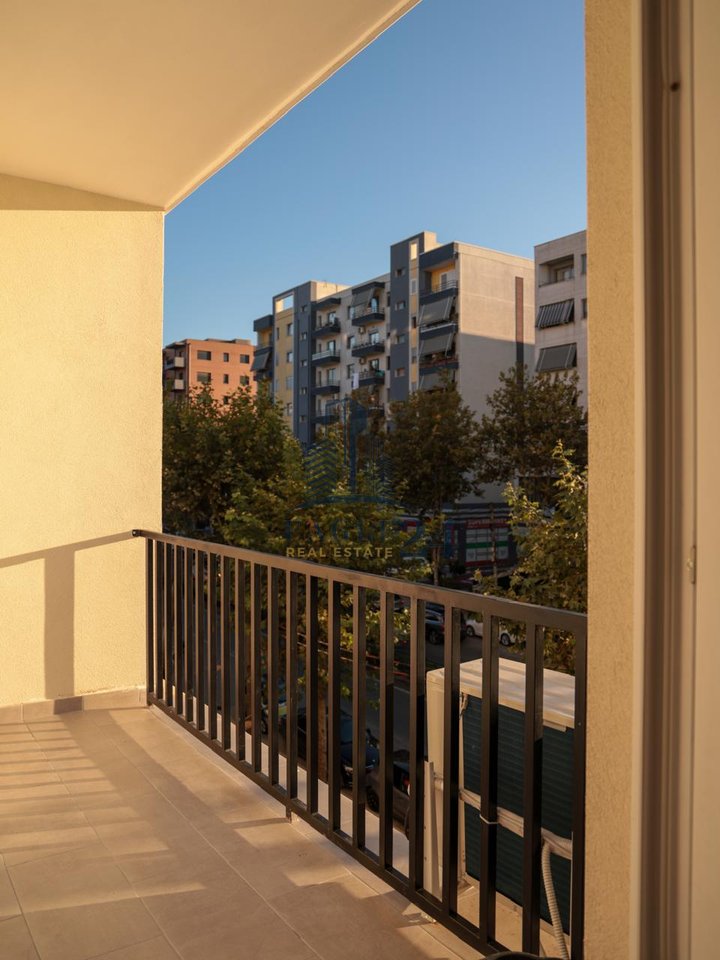 JEPET ME QIRA – Apartament 1+1 në Qendër të Kamzës