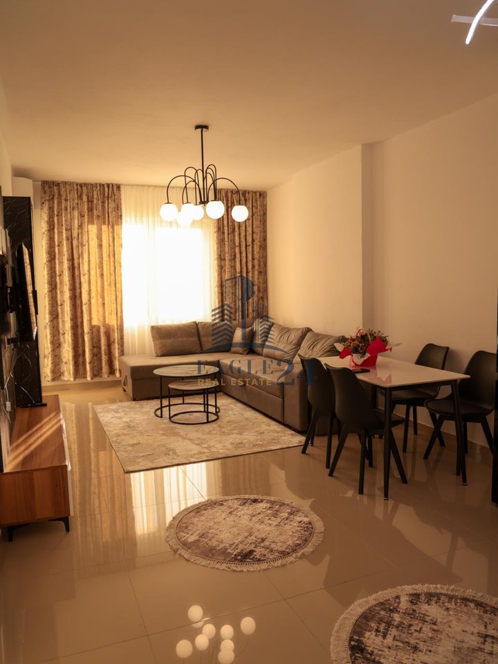 JEPET ME QIRA – Apartament 1+1 në Qendër të Kamzës