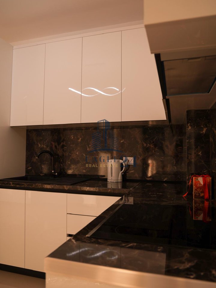 JEPET ME QIRA – Apartament 1+1 në Qendër të Kamzës