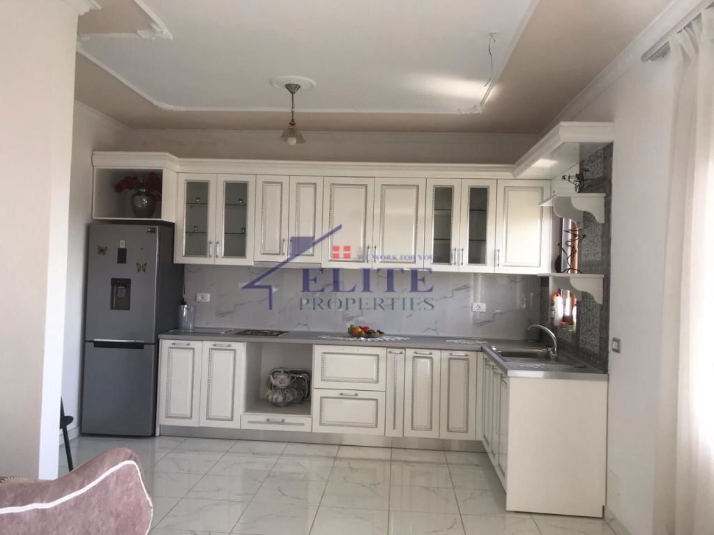 Vendesi villa su tre piani a Kamëz in vendita