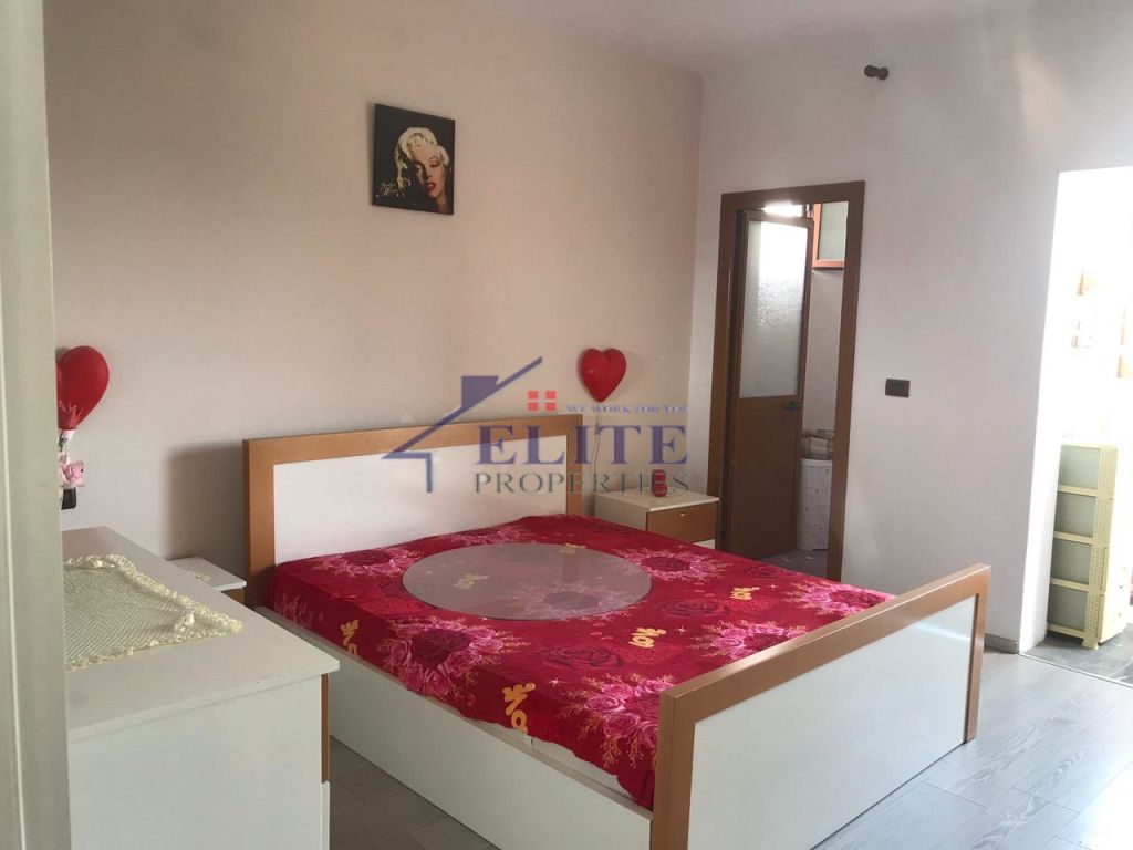 Vendesi villa su tre piani a Kamëz in vendita