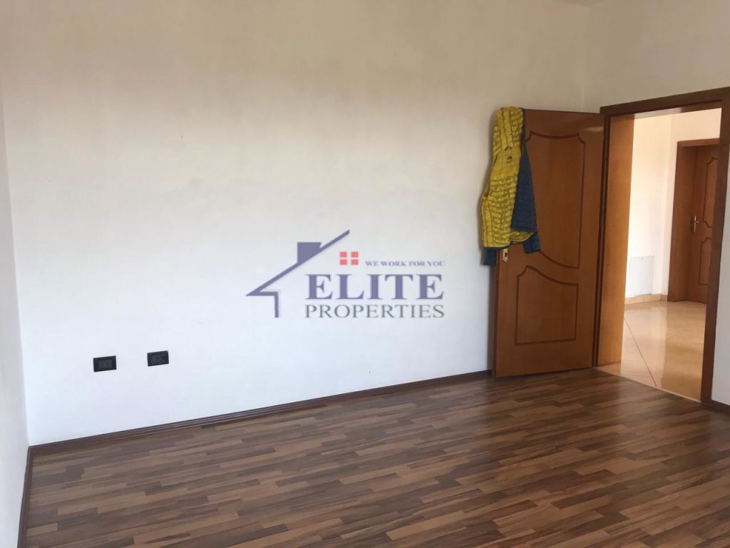 Vendesi villa su tre piani a Kamëz in vendita