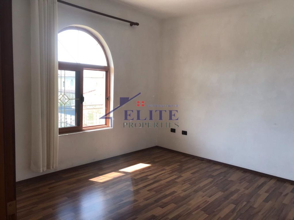 Vendesi villa su tre piani a Kamëz in vendita