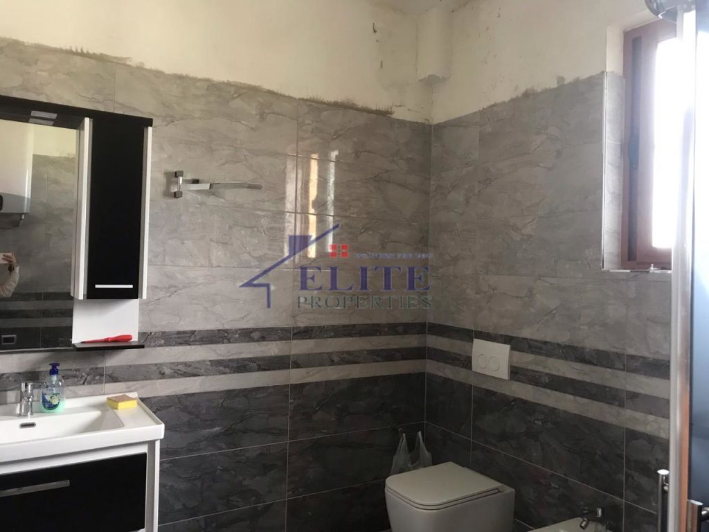 Vendesi villa su tre piani a Kamëz in vendita