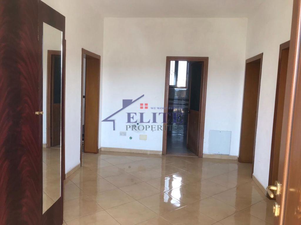 Vendesi villa su tre piani a Kamëz in vendita