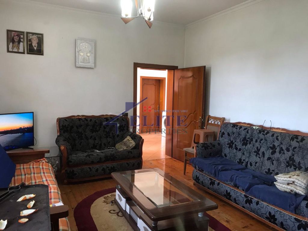 Vendesi villa su tre piani a Kamëz in vendita