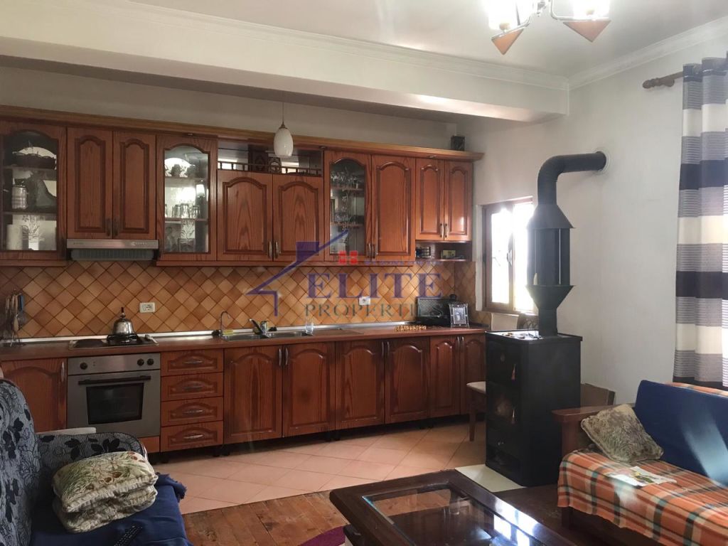 Vendesi villa su tre piani a Kamëz in vendita