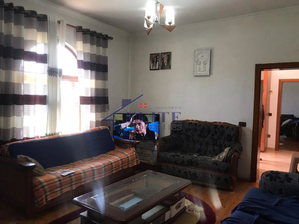 Vendesi villa su tre piani a Kamëz in vendita