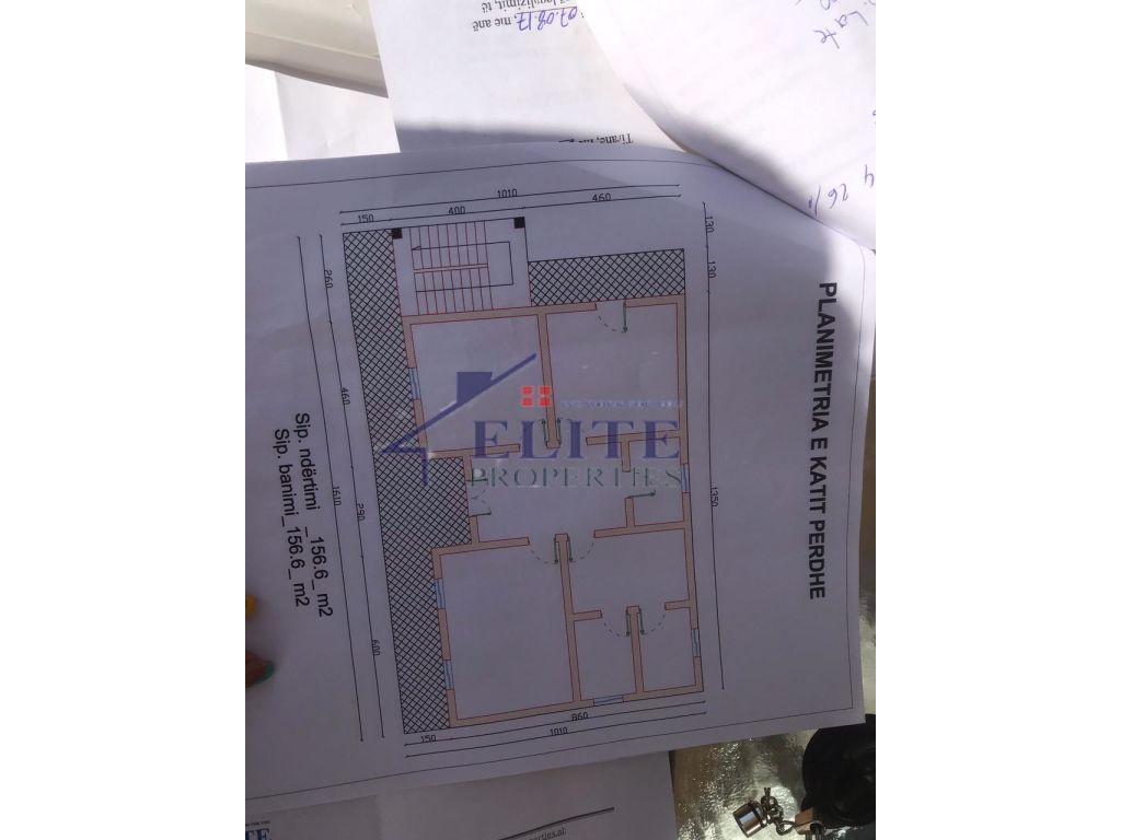 Vendesi villa su tre piani a Kamëz in vendita