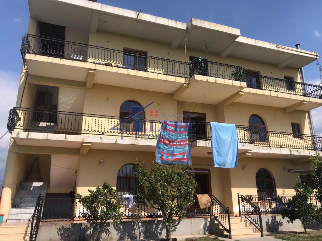 Vendesi villa su tre piani a Kamëz in vendita
