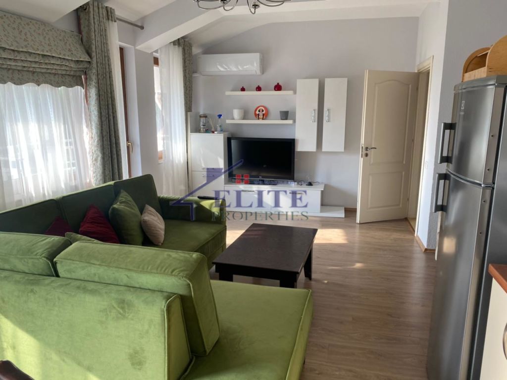 Parku i Liqenit – apartament 2+1 me qira ne katin e trete te nje vile