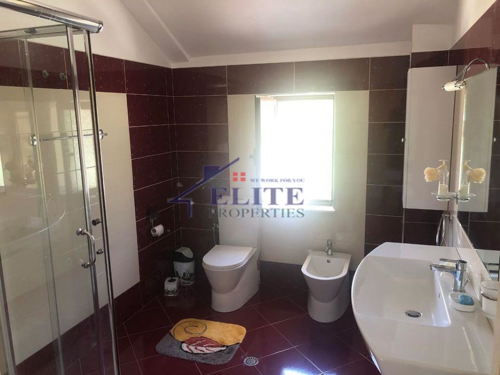 Parku i Liqenit – apartament 2+1 me qira ne katin e trete te nje vile