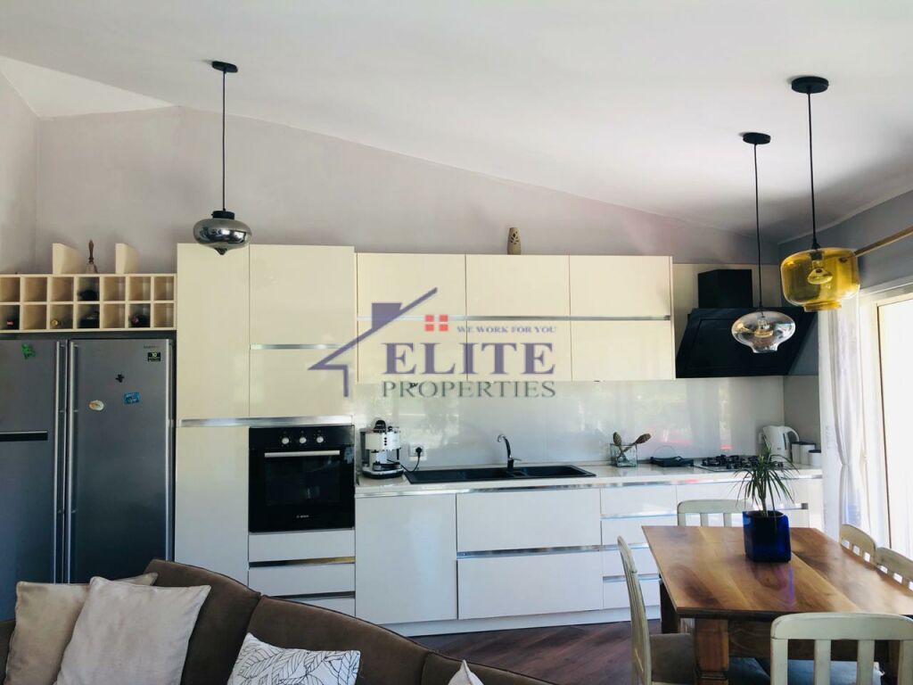 Pranë Liqenit të Thatë, jepet me qera apartament 3+1