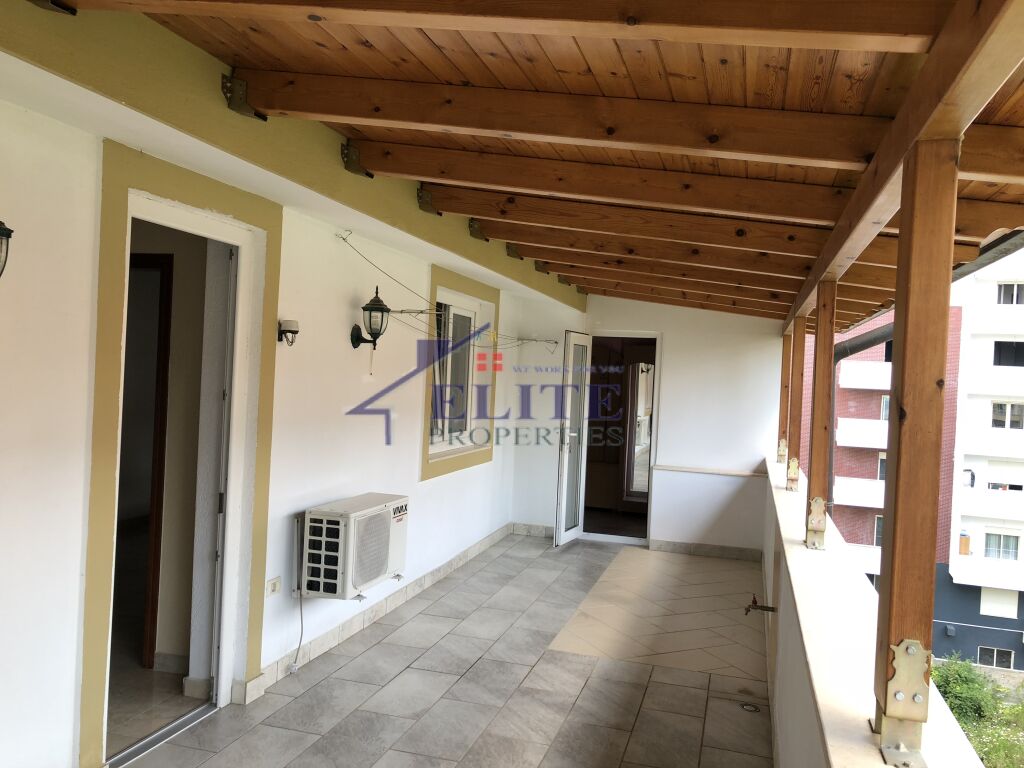 Penthouse me Qira tek Liqeni i Thatë