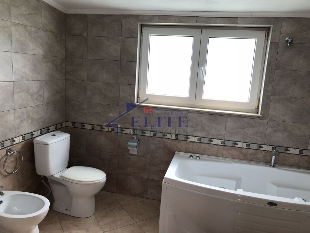 Penthouse me Qira tek Liqeni i Thatë