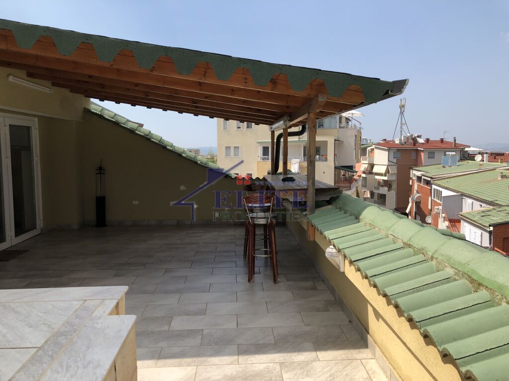 Penthouse me Qira tek Liqeni i Thatë