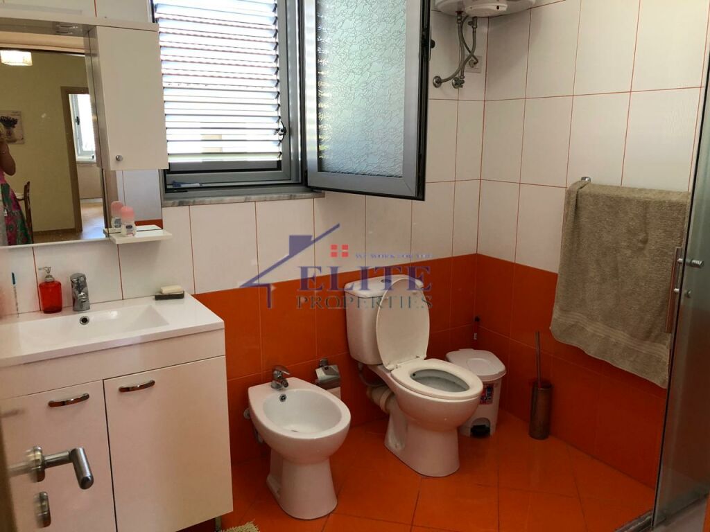 Prane Zogut të Zi, kati i II-të i një vile me qira