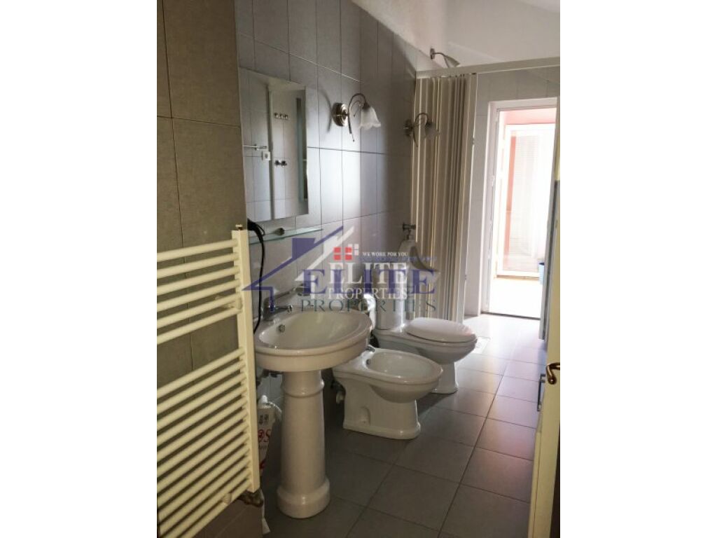 Penthouse me Qira tek Liqeni i Thatë