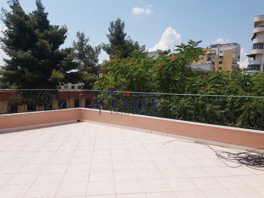 Jepet me qera Vile 4-kateshe pranë Ministrisë së Jashtme