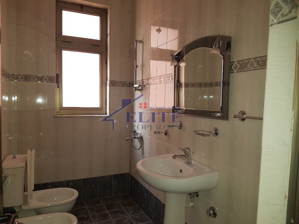 Jepet me qera Vile 4-kateshe pranë Ministrisë së Jashtme