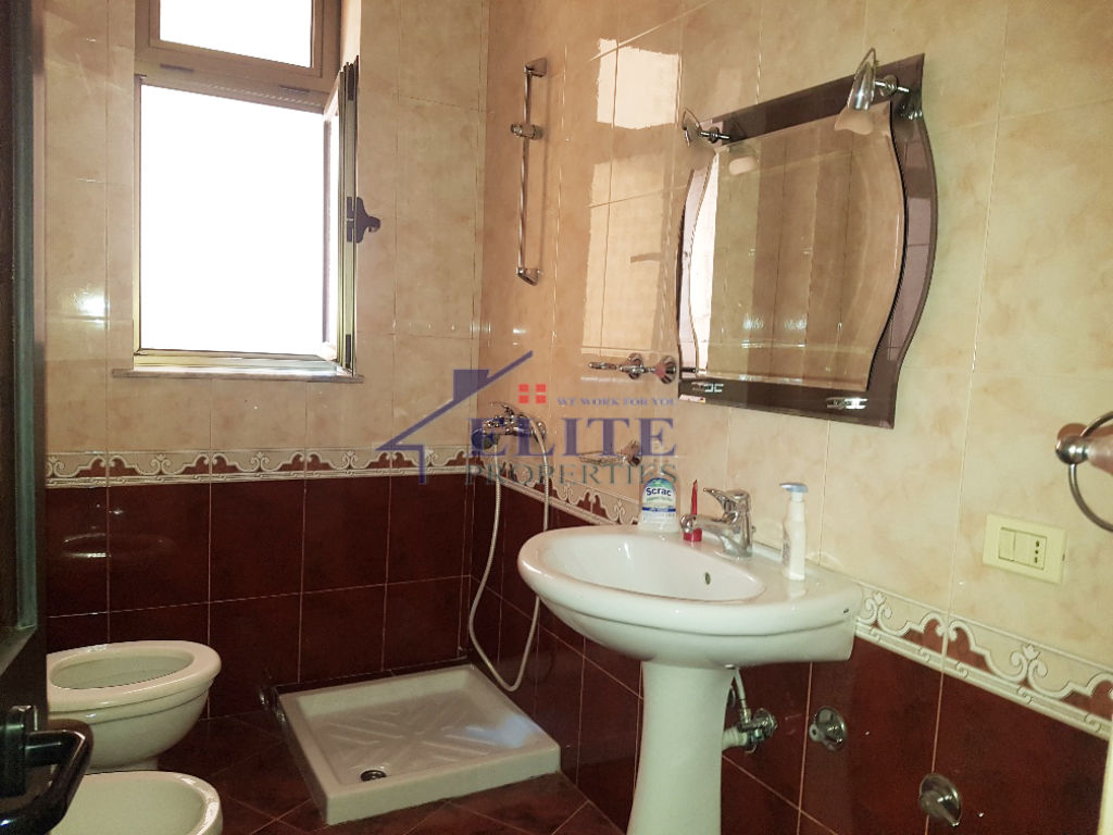 Jepet me qera Vile 4-kateshe pranë Ministrisë së Jashtme